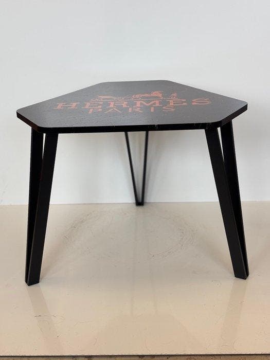 Rob VanMore - Triangle Tea by Hermes Table L, Antiquités & Art, Art | Objets design