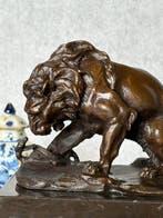 Statue, Naar Garvin: Leeuw met slang - 15.5 cm - Bronze,