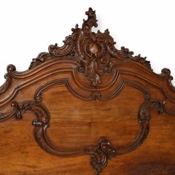 A carved and stained wood three-piece bedroom, comprising, Antiek en Kunst