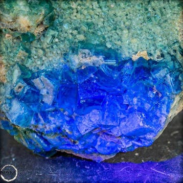 Agrégat unique de fluorite – Beauté cristalline en vert