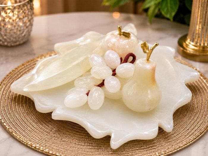 Handcrafted Himalayan White Onyx Marble Fruit Set with Leaf, Antiquités & Art, Art | Objets design
