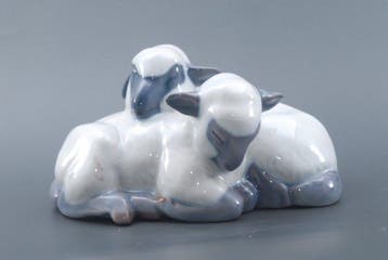 Royal Copenhagen - Beeldje - No. 137 – Pair of Resting Lambs