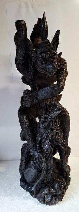 de apenkrijger Hanuman in gevecht met de Naga-slang - Hout