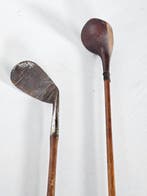 Twee golfclubs, Wedge (Harry C. Lee, New York) en Wood (C.