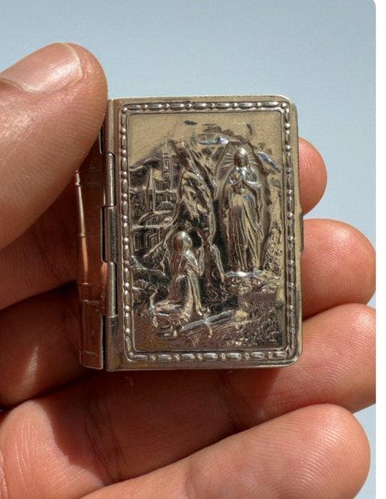 ’ARCANA TECA DI MASSABIELLE: METALEN GRIMORIUM EIND VAN DE, Antiek en Kunst, Curiosa en Brocante