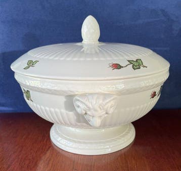 Wedgwood - Service de table (2) - Faïence - Plat à couvercle