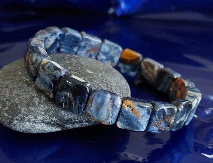 Armband van natuurlijke pietersiet - Blauw-goud, Antiquités & Art, Curiosités & Brocante