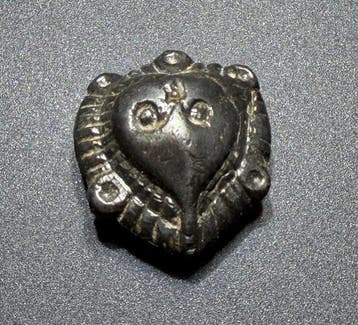 Viking periode Brons Decoratief masker voor riembevestiging