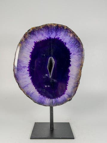 Unique purple colored agate slice on stand Gepolijste -