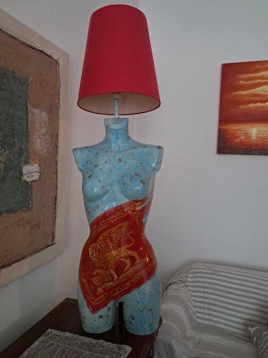 non noto - Torchère - Hars, Plastic, Antiek en Kunst, Kunst | Designobjecten