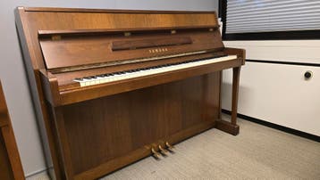 Piano Yamaha M108 notenbruin - gratis bezorgd, Musique & Instruments, Pianos, Piano