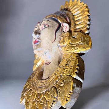 Prachtig gesneden houten borstbeeld van een godin (Devi) –