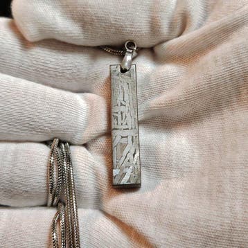 Hanger van een ijzeren meteorietfragment met een