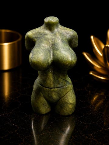 Natural Green Jade Female Torso Carving – a 6 cm Handcrafted, Verzenden