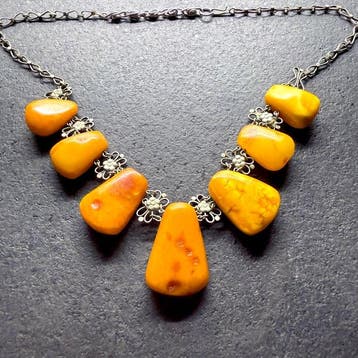 Oud collier met natuurlijke Baltische barnsteen, hangers van