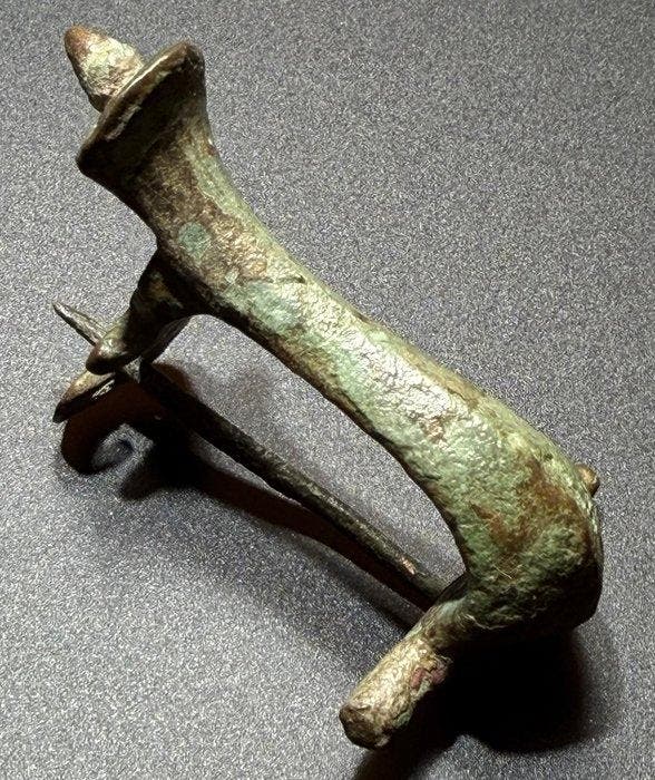 Oud-Romeins Brons Klassieke, mooi gevormde Knee fibula,, Antiquités & Art, Antiquités | Autres Antiquités