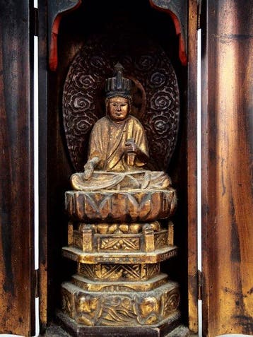 Gilt Jhei Kannon (Avalokitevara) in a shrine - Beeld Hout