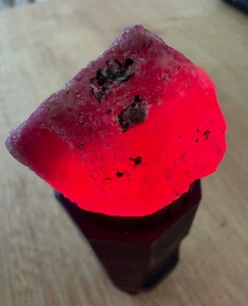 Rubis Non taillé. 185,75 ct. Éblouissant rubis pigeon blood