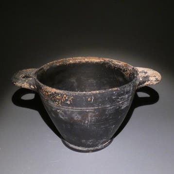 Oud-Grieks, Magna Graecia Aardewerk Grote skyphos. 19 cm