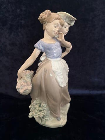 Lladró - Beeldje - Garçon et fille au panier de fleurs -