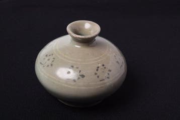 Petite bouteille en céladon incrusté de la dynastie Goryeo –