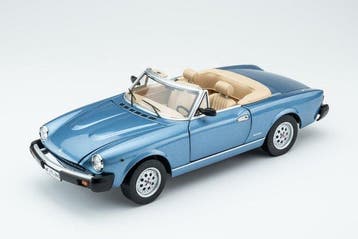 Touring Modelcars 1:18 - Model sedan - Fiat 124 Pininfarina