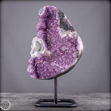 Schitterende amethist op metalen standaard – elegantie in