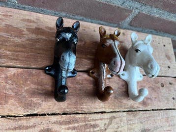 Decoratief ornament (3) - Paar van 3 paardenhaken