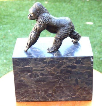 sculptuur, Fraaie bronzen Gorilla - 17 cm - Brons, Marmer -