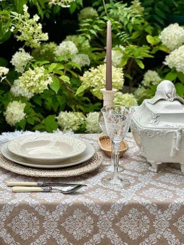 Tafellaken met beige en wit patroon voor grote tafels. -