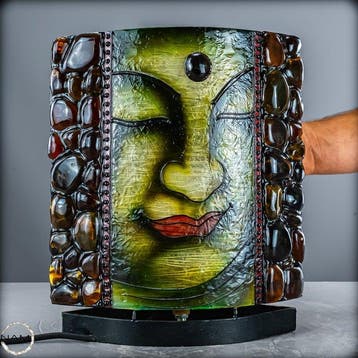 Barnsteenlamp met een kunstzinnig motiefontwerp – een