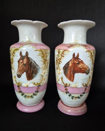 Vaas (2) - Melkglas - Opaline Vazen met Paard, Antiquités & Art