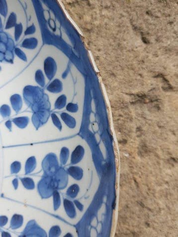 Grand plat lobé en porcelaine chinoise bleu et blanc,