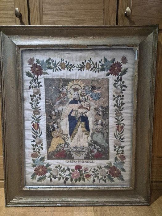 Grote ingelijste religieuze borduurkunst - La Reina de los, Antiek en Kunst, Kunst | Niet-Westerse kunst