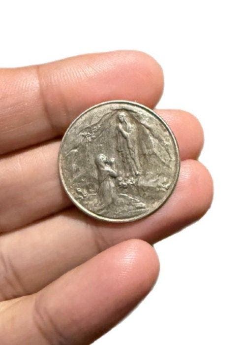 Belangrijke neogotische devotionele medaille in tin –, Antiek en Kunst, Antiek | Boeken en Manuscripten