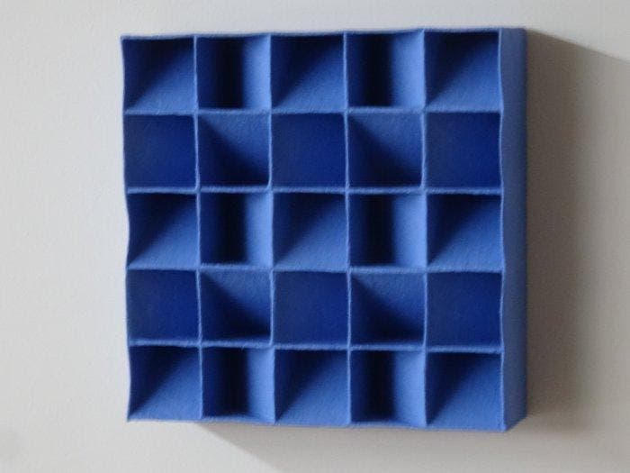2026 - 41 hemelsblauw minimalistisch wandrelief, Antiquités & Art, Art | Objets design