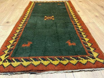 Magnifique tapis Gabbeh couloir avec un champ intérieur vert, Maison & Meubles