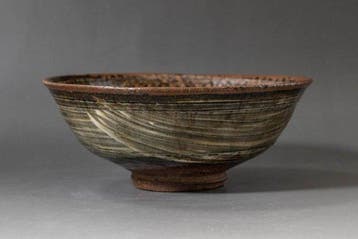 Agano-aardewerk theekom met Hakeme- en Mishima-decoraties