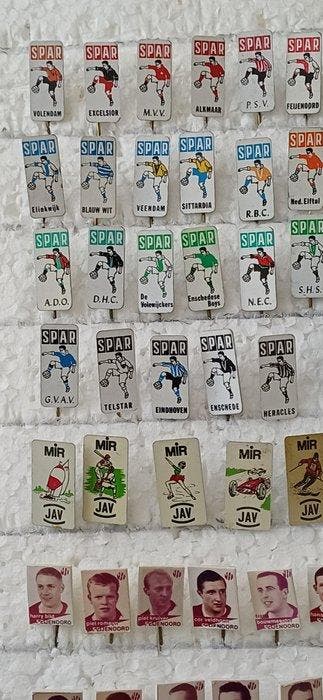 Plus de 250 broches et pins vintage des années 1960 à 1980,, Verzamelen, Overige Verzamelen