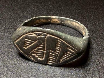Middeleeuwen, kruisvaardersperiode Bronzen ring met een