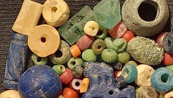 Oudegyptisch naar Latijn Glas meer dan honderd oude kralen