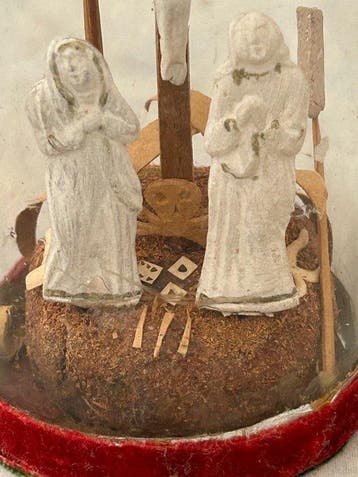 Sculpture, Calvariescene onder stolp - 12 cm - Verre, Plâtre, Antiquités & Art