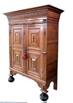 Armoire - Armoire à coussins du XVIIe siècle, originaire du