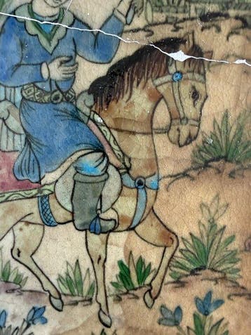 Groot keramisch tegeltje, jonge Qajar-prins te paard die een