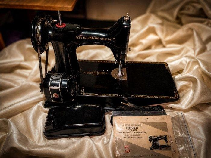 Singer Featherweight 221K Naaimachine - Staal, Antiek en Kunst, Kunst | Designobjecten