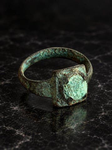 Oud-Romeins, Keizerrijk Brons Ring met verhoogde vierkante