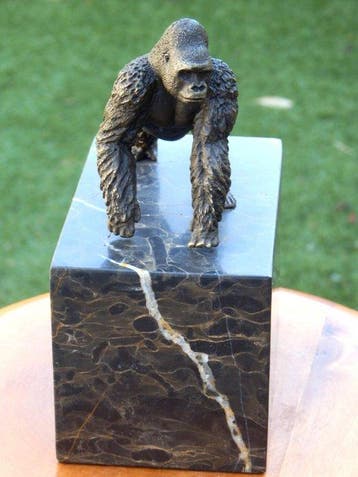 sculptuur, Fraaie bronzen Gorilla - 17 cm - Brons, Marmer -