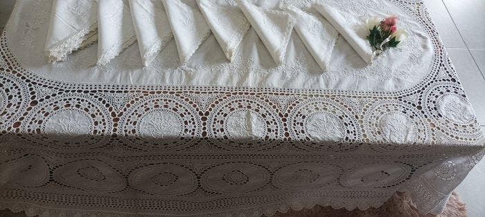 Elegante handdoek met prachtige bloemen die met de hand zijn, Antiek en Kunst, Antiek | Tapijten, Tafelkleden en Textiel