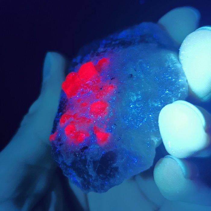 94 g robijn-ensemble op marmer · dieprood gebergte –, Verzamelen, Mineralen en Fossielen