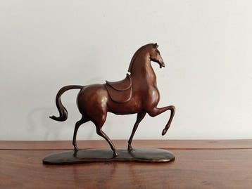 Beeldje - Prancing horse with saddle - Brons